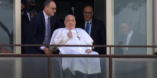 papa saluta dal gemelli