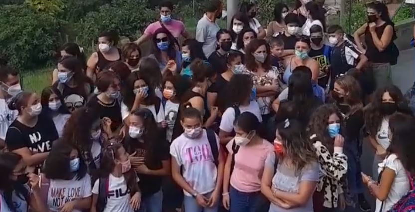 Proteste a Fuscaldo, le precisazioni della dirigente: «La scuola non è stata chiusa»