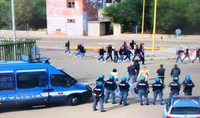 Manifestazione non autorizzata durante Cagliari-Crotone, daspo per 20 tifosi sardi