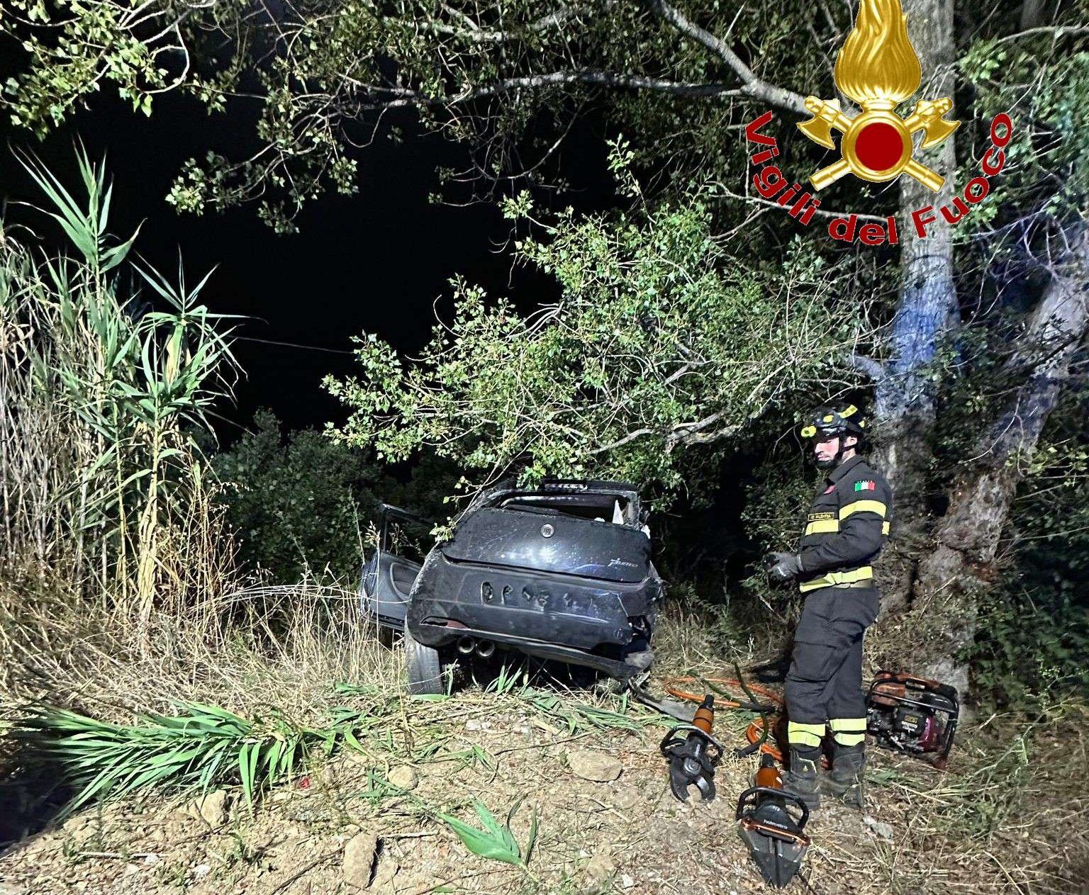 Spilinga, auto si schianta contro un albero: conducente salvato dai Vigili del Fuoco – FOTO