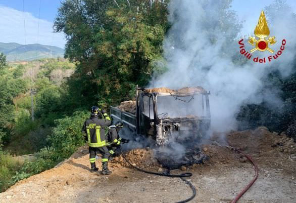 Autocarro in fiamme a Rende