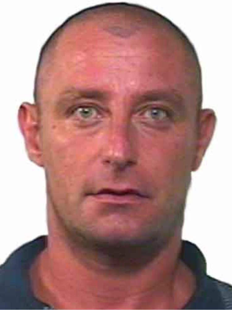 Latitante beccato in spiaggia mentre pianta l`ombrellone