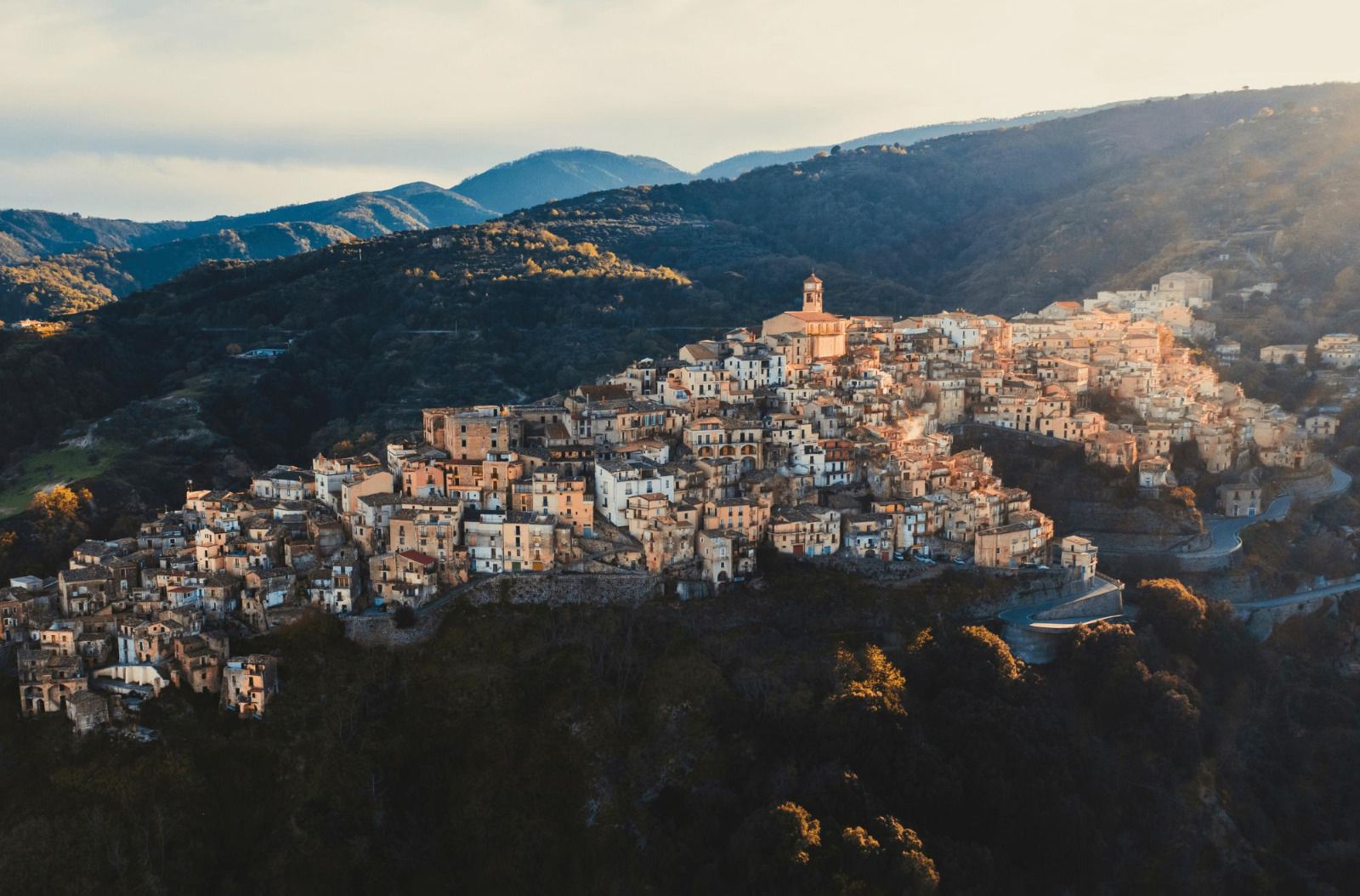 ‘Ndrangheta a Badolato: i voti dei Gallace e il patto tra Parretta e Menniti «per comandare loro»