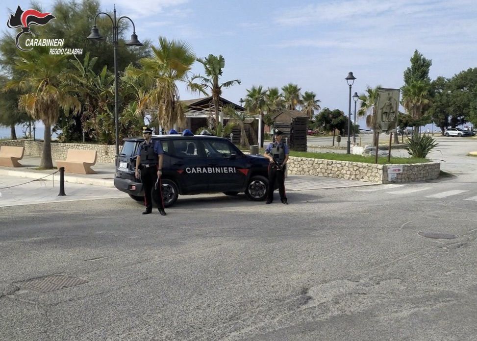 Danneggia a Caulonia l’auto di una giovane, arrestato 43enne