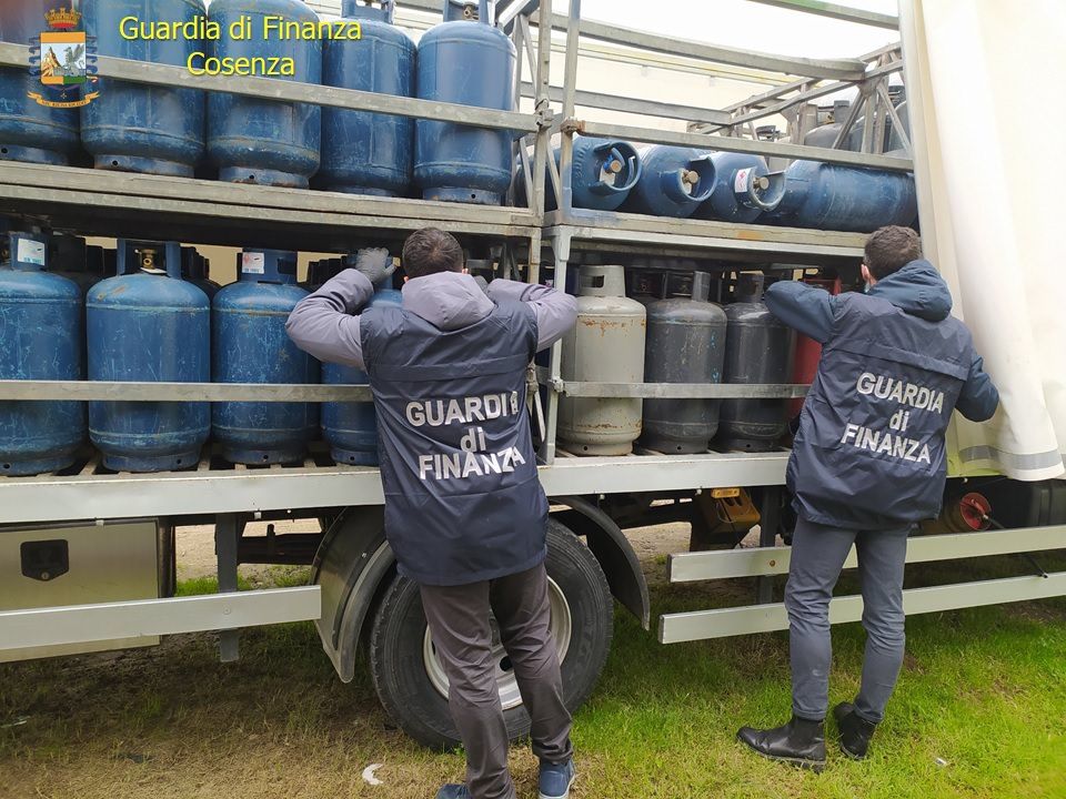 Cosenza, sequestrati 7mila chili di Gpl e 2mila bombole prive di autorizzazioni