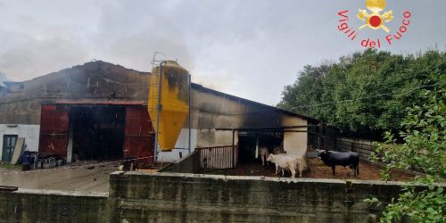 fulmine su capannone catanzaro incendio