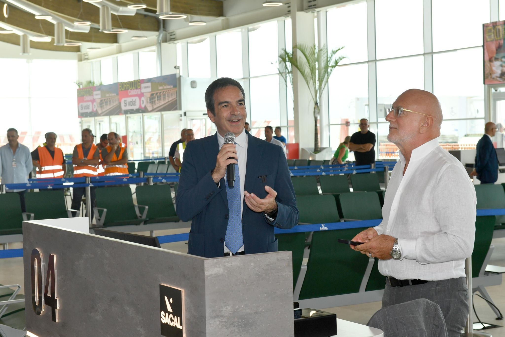 Il piano di Occhiuto per l’aeroporto di Crotone. «Nuovi voli e rivediamo gli orari di chiusura»