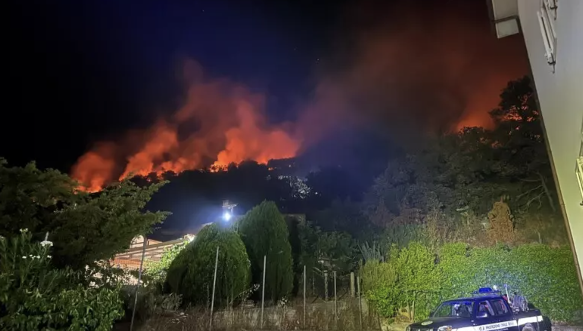 Fiamme e paura nella notte, 40 abitazioni evacuate nel Foggiano