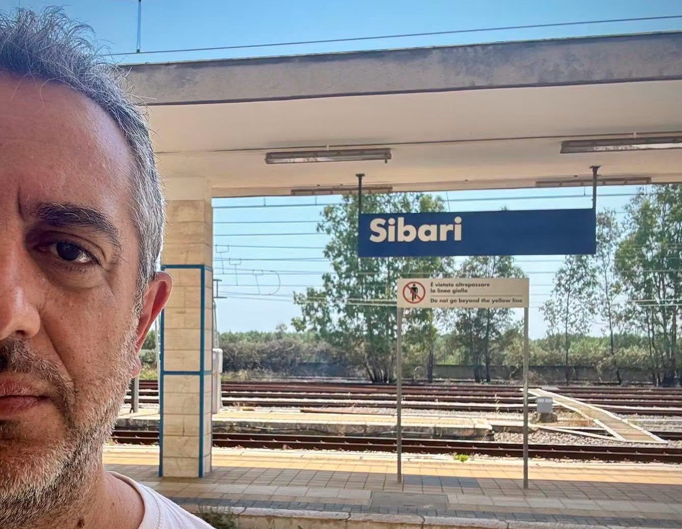 Tre incendi in pochi giorni alla stazione di Sibari, il sindaco Iacobini: «Sono dolosi, denunceremo»