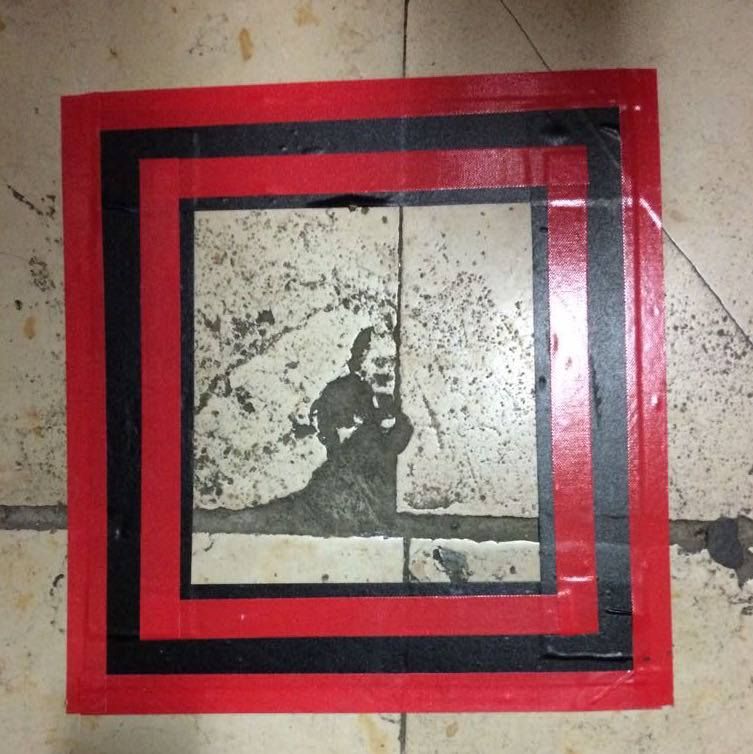 «Immagine di San Pio su una mattonella». E lo scatto diventa virale