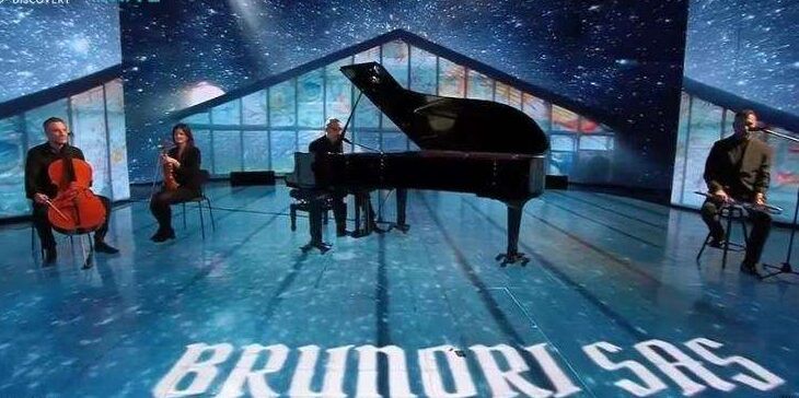 «I detrattori mi chiamano De Brunori». Poi Dario incanta al pianoforte