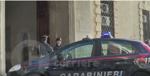 I carabinieri sventano il suicidio di una donna pronta a buttarsi da un cavalcavia