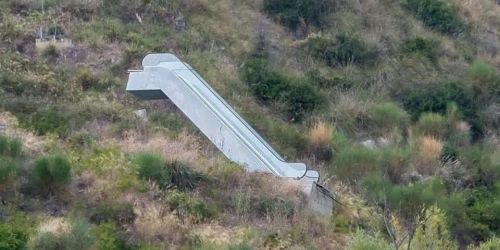 Il "ritorno" (sui social) della scala mobile sospesa nel nulla a Roseto Capo Spulico