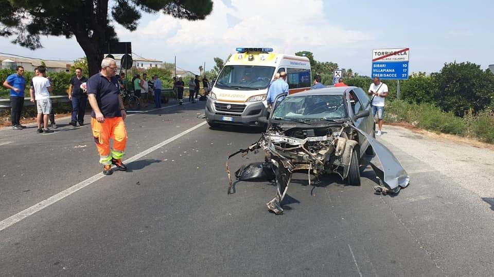 Violento scontro sulla 106 a Corigliano Rossano, diversi feriti