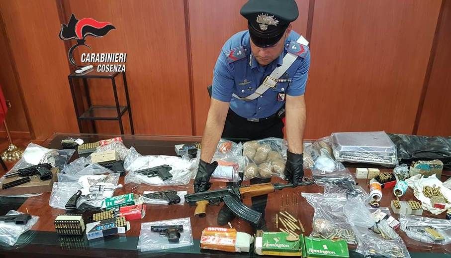 Un arsenale e 1,5 kg di cocaina trovati nel centro storico di Cosenza