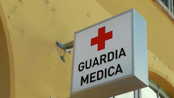Falerna, va alla Guardia medica e non trova il medico: uomo muore in piazza poco dopo