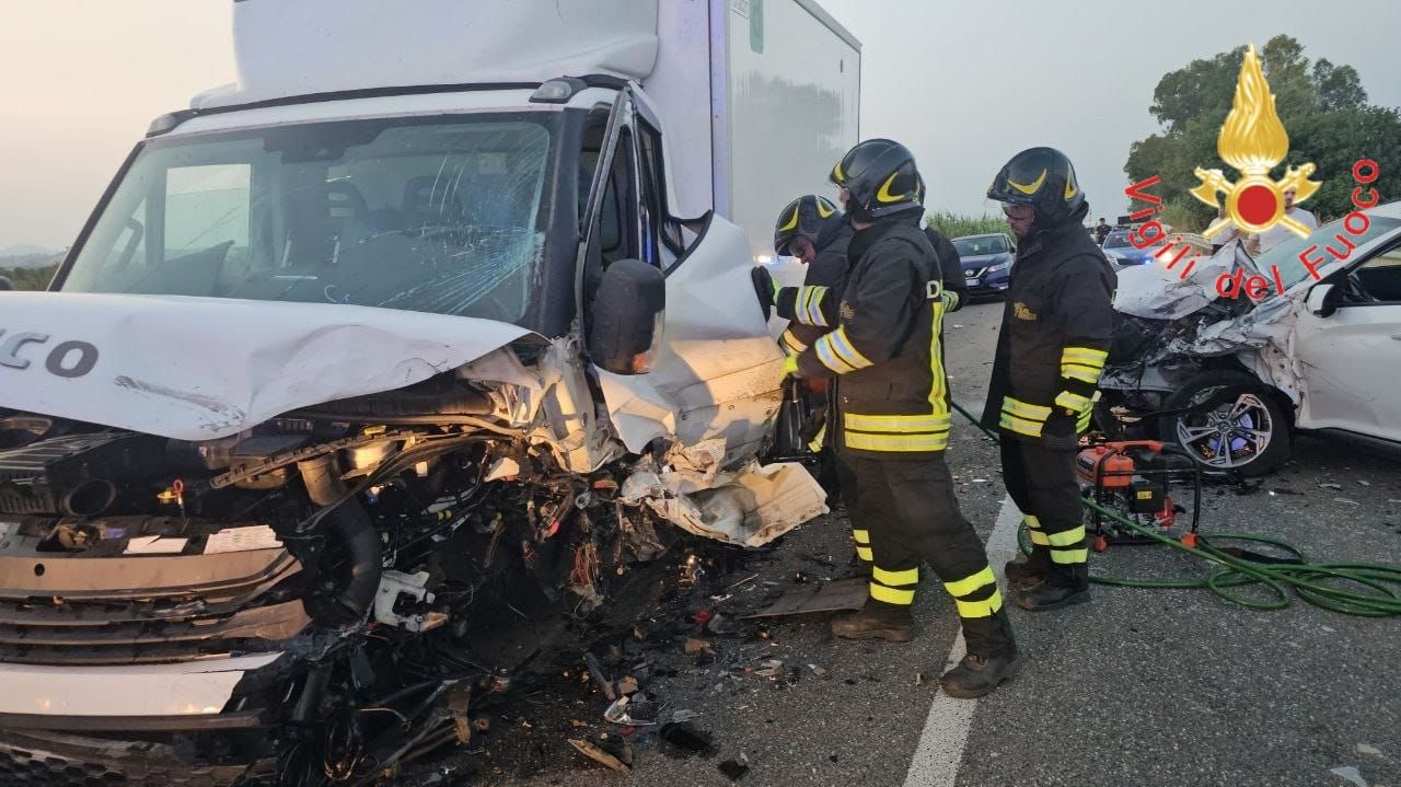 Scontro fra 3 auto e un furgone sulla SS106: tre feriti a Crotone – FOTO E VIDEO