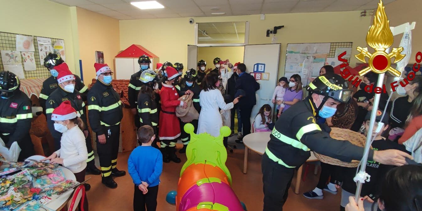 Crotone, grazie ai vigili del fuoco torna “Un Natale da Supereroe”