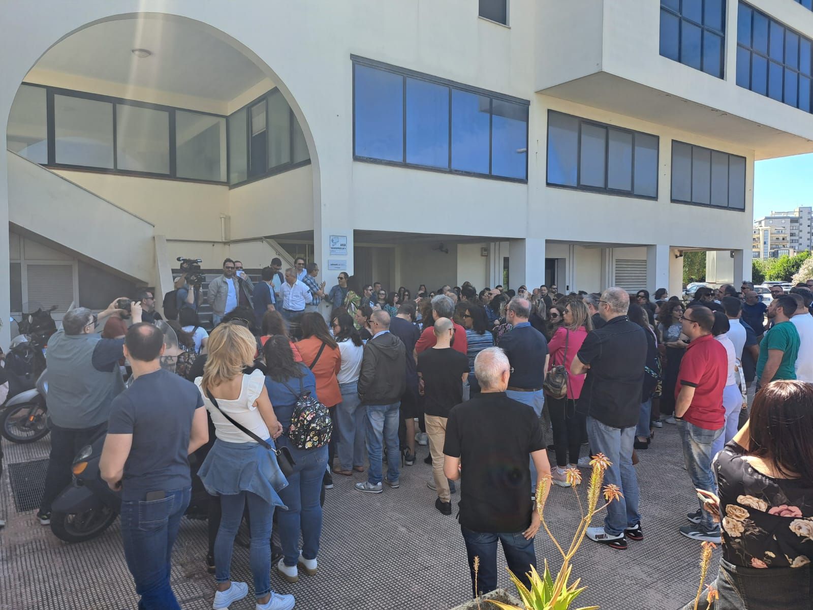 Abramo customer care, i lavoratori di Crotone restituiscono le tessere elettorali – FOTO