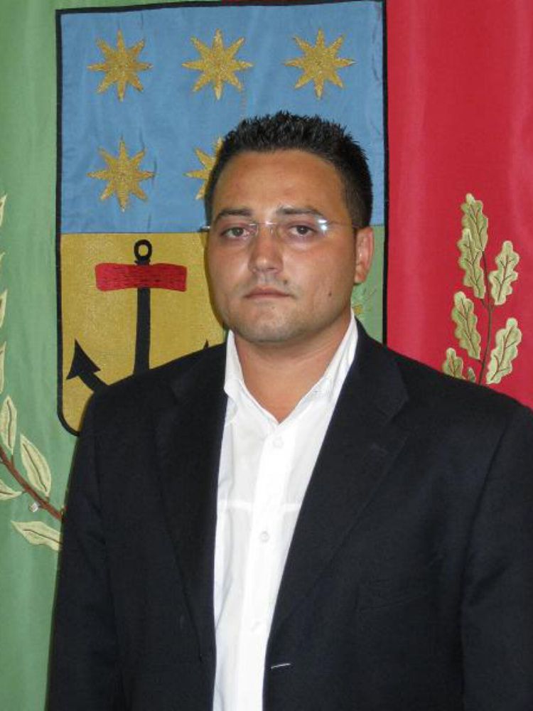 Incendiata l`auto del candidato sindaco di Isola