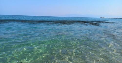 Allarme a Vibo, inquietante macchia in mare turba i bagnanti