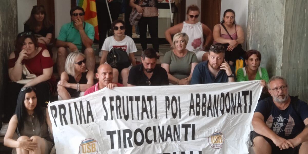 Continua la mobilitazione dei tirocinanti, protesta in Prefettura a Cosenza