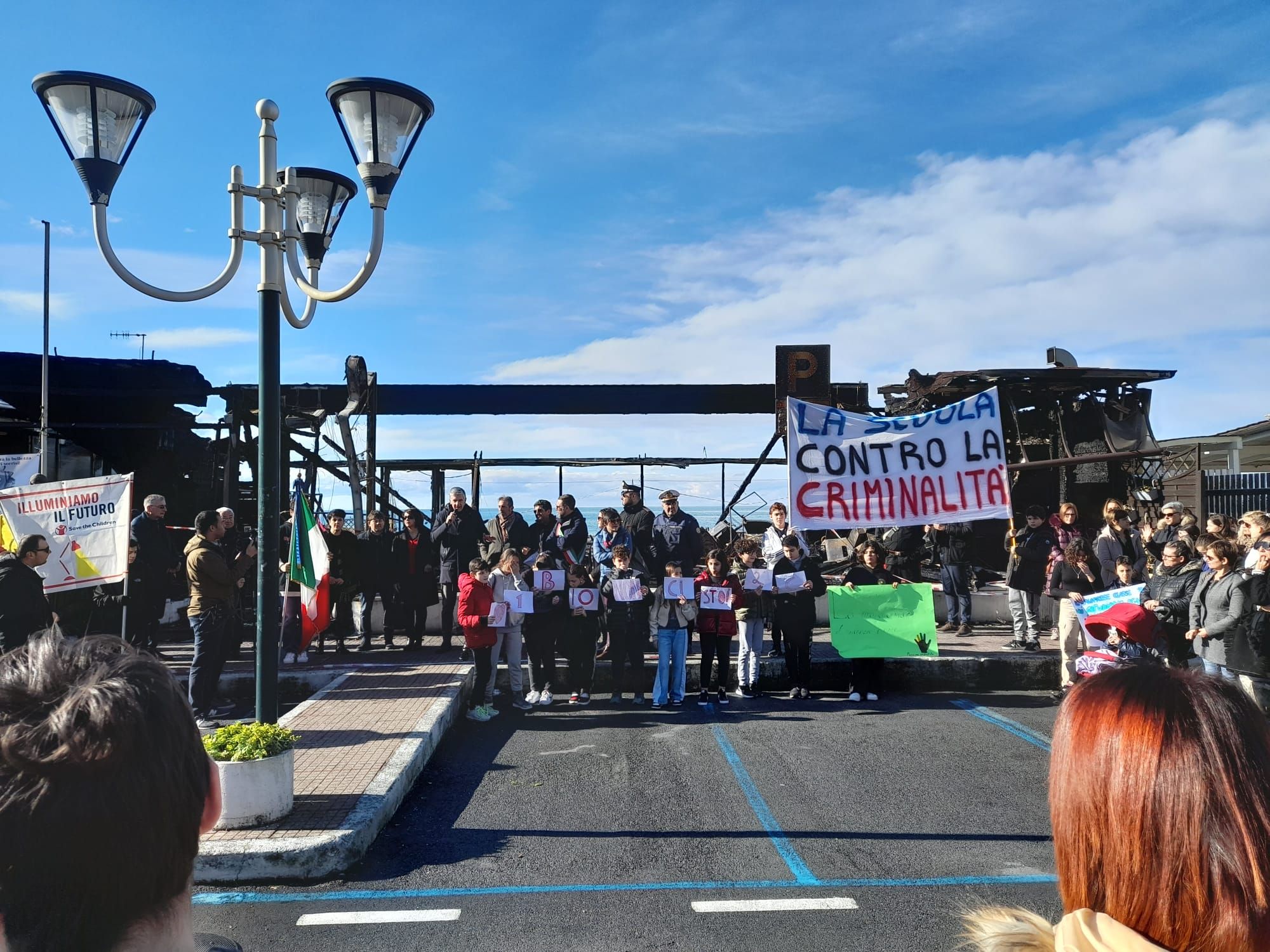 Intimidazione a Scalea, la solidarietà scende in piazza