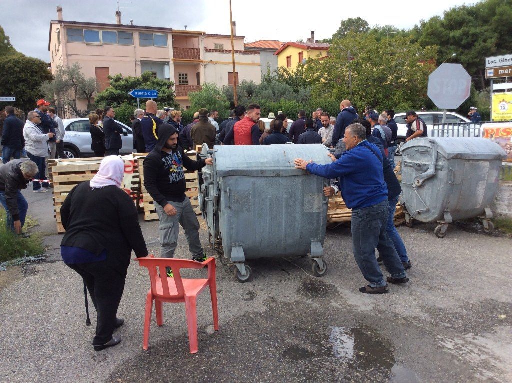 Mandatoriccio, protesta contro l'arrivo di 42 migranti