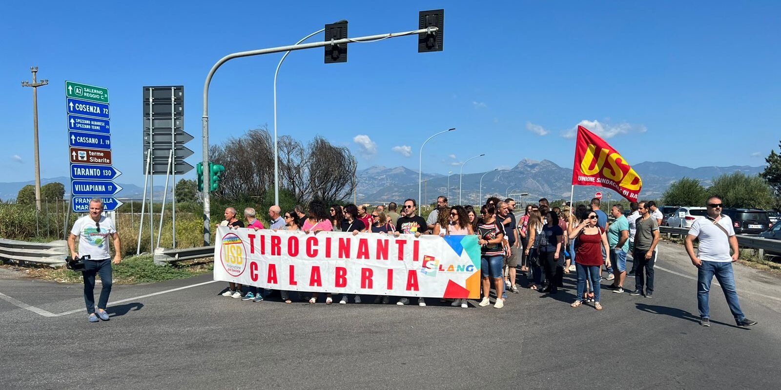 Tirocinanti (di nuovo) in piazza a Sibari. «Nessuna risposta per i precari, sarà dramma sociale»