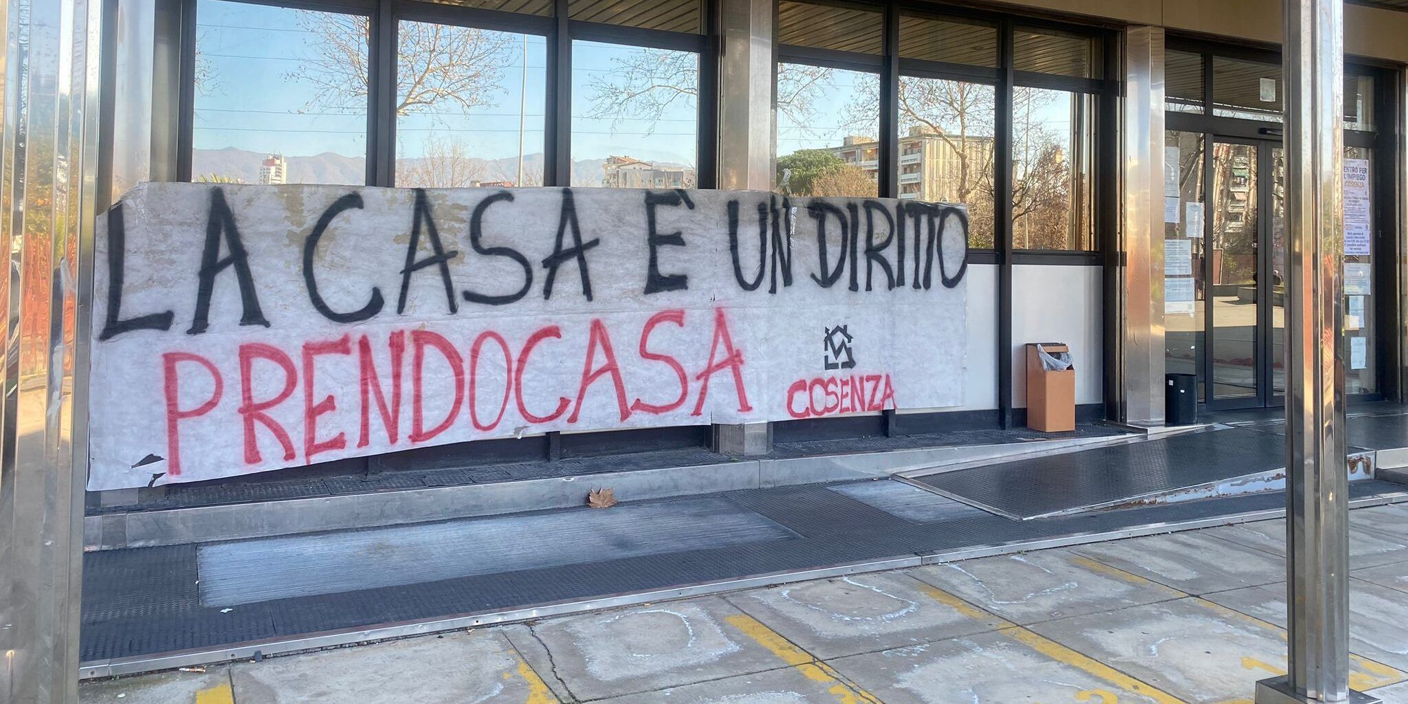 Cosenza, Prendocasa occupa la sede Aterp. «Istituzioni incapaci di risolvere i problemi»