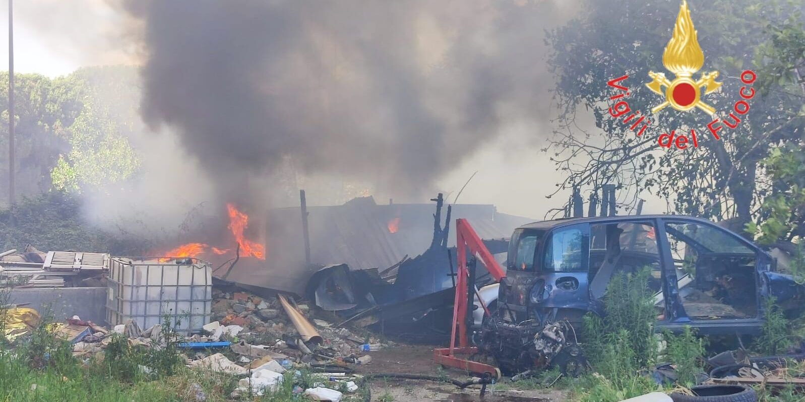 Lamezia, le promesse mancate volano nei fumi (tossici) dei ghetti rom – FOTO