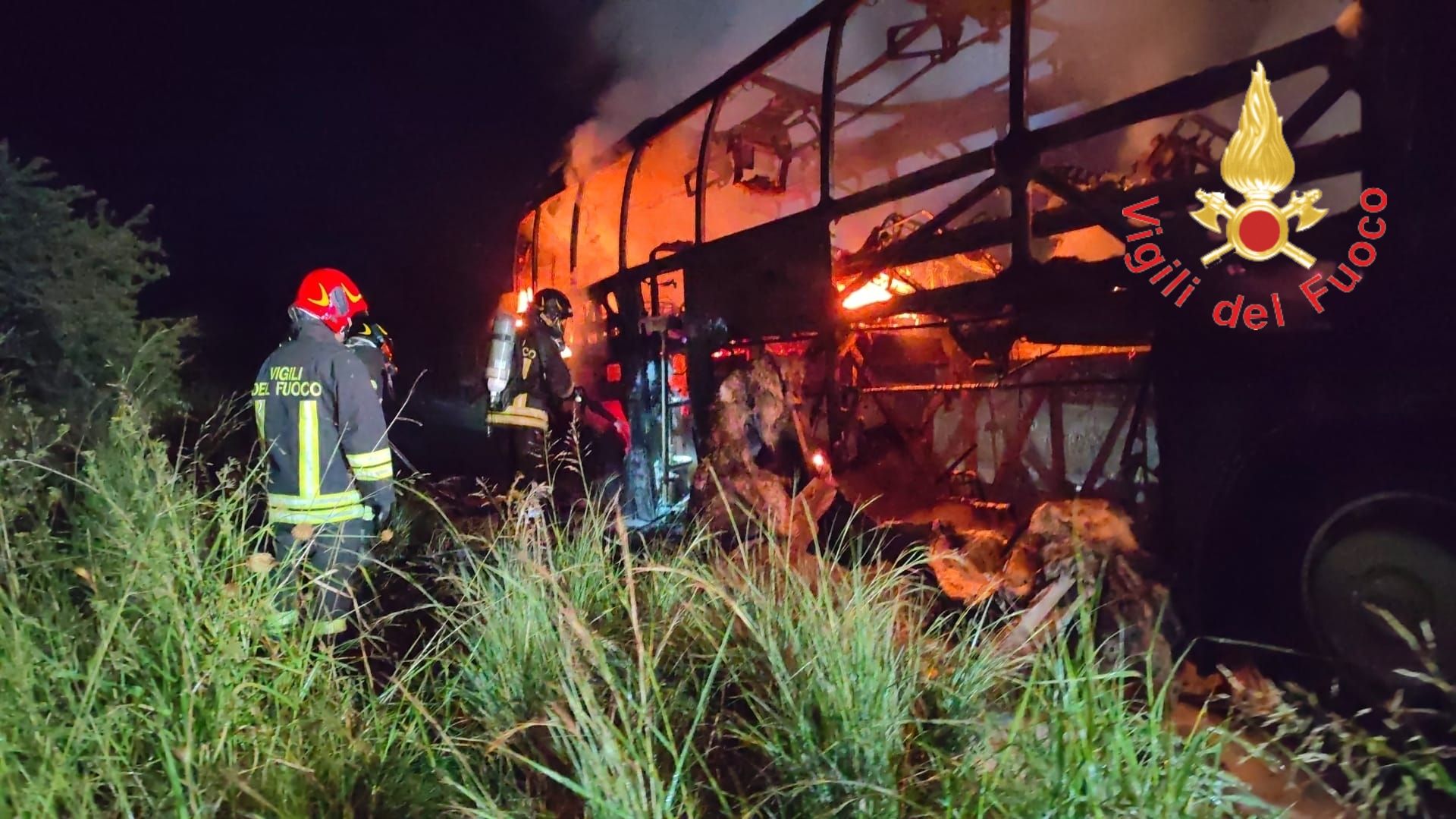 Bus di una scuola guida in fiamme a Soverato: fiamme domate dai Vigili del Fuoco: nessun ferito – VIDEO
