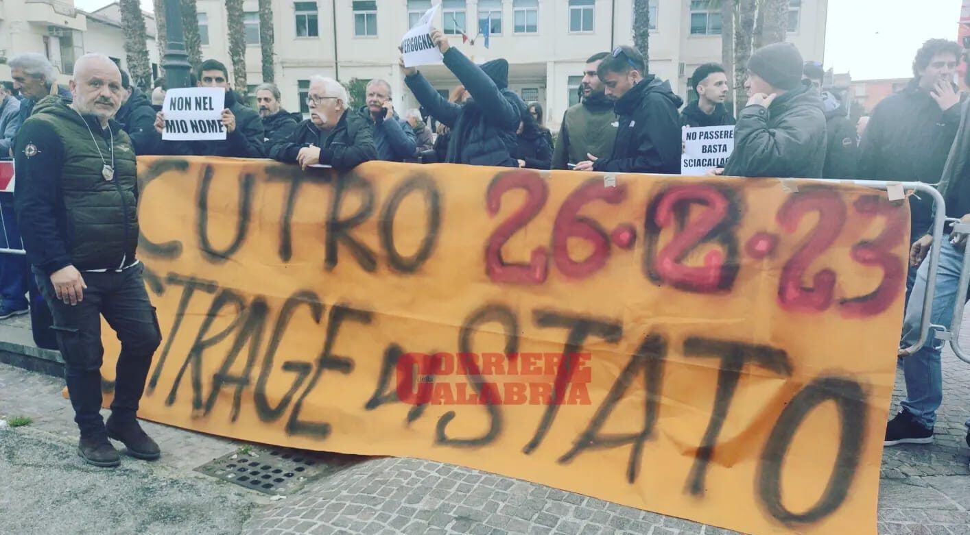 «Non in mio nome» e «assassini», la protesta fa da cornice all’arrivo del governo a Cutro – VIDEO e FOTO
