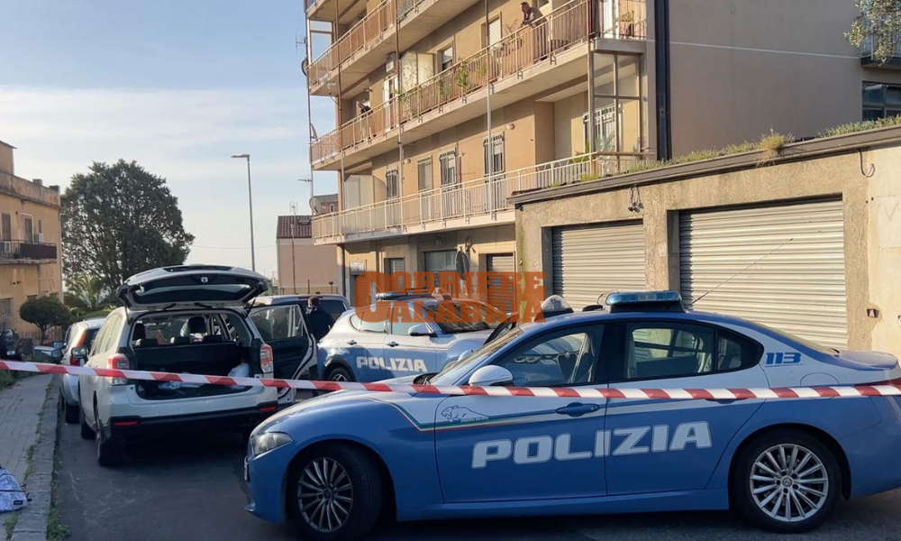 Tragedia nella notte a Catanzaro: donna si lancia dal terzo piano con i figli