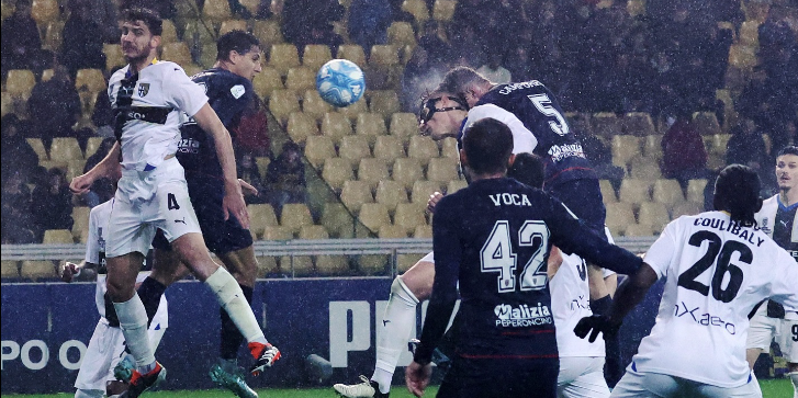 Cosenza bello e sfortunato al “Tardini”, contro il Parma finisce in parità