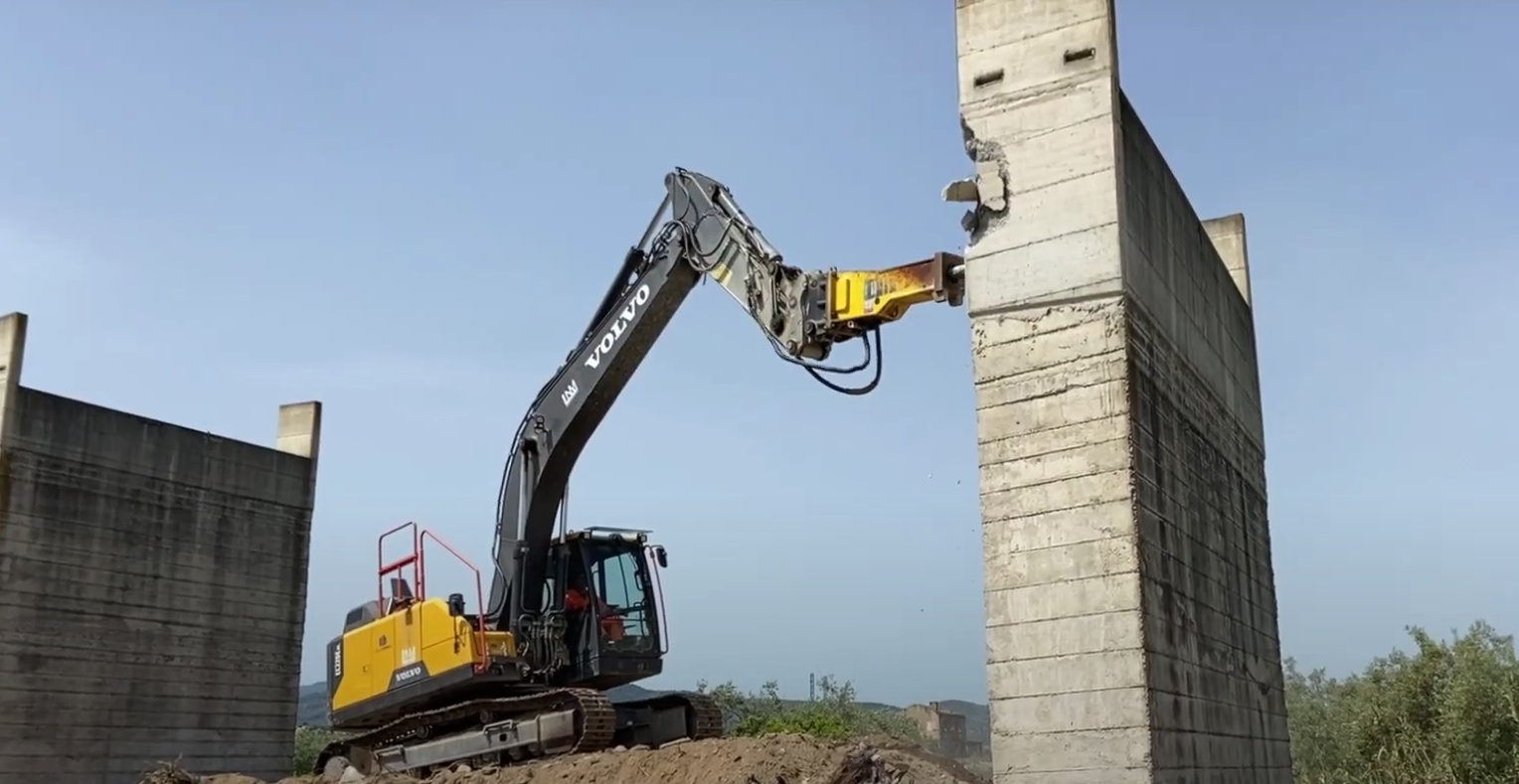 Partono i lavori di demolizione dell’incompiuta di Insiti. Stasi: «Simbolo della malagestione»