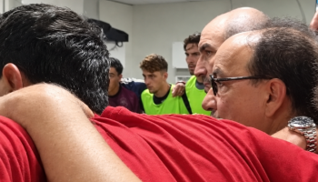 Il Cosenza Calcio tra il mito di Carratelli e l’eterno abbraccio (blindato) di Guarascio