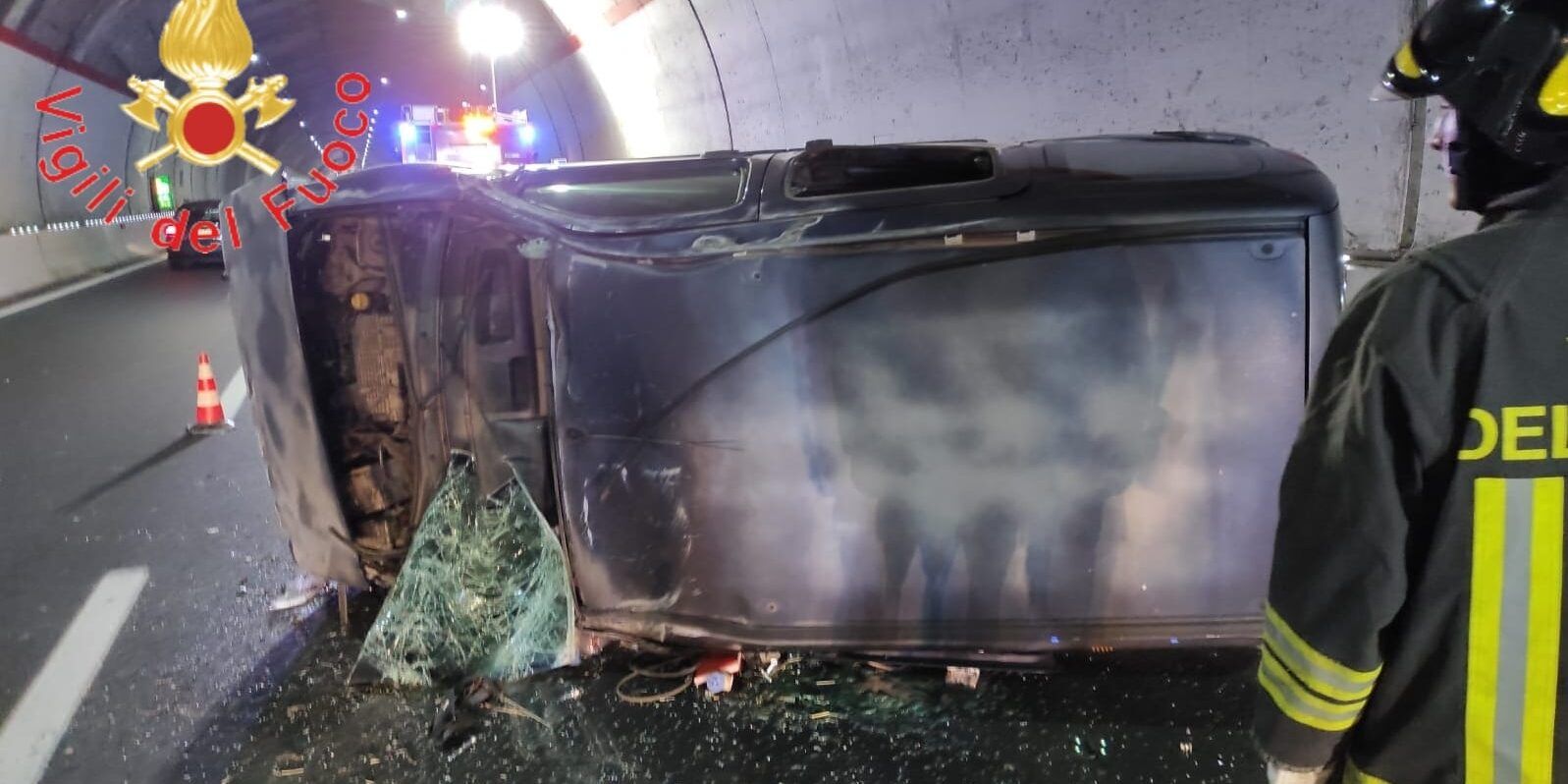 Catanzaro, auto sbanda e si ribalta in galleria sulla 106