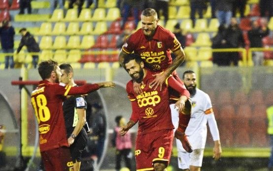 Serie C, il Catanzaro cala il tris. Il Crotone impatta a Taranto