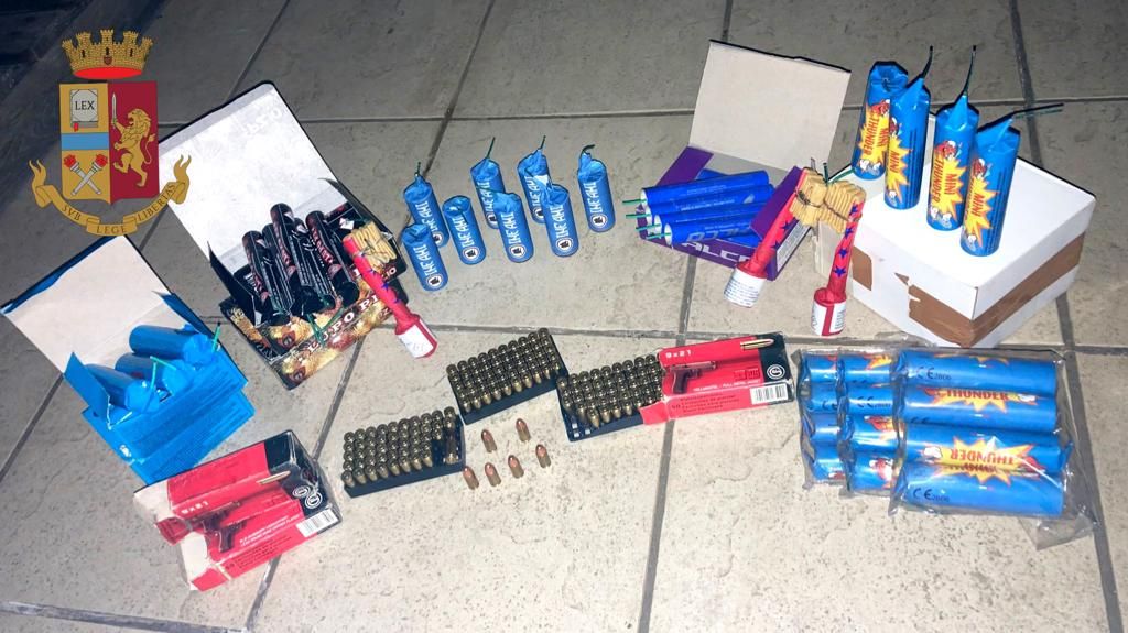 Nascondeva in casa ordigni, munizioni e artifizi pirotecnici: arrestato un uomo a Tropea