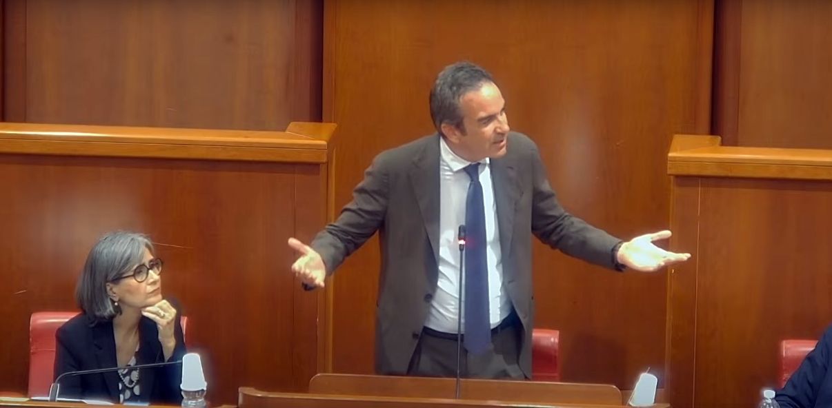 In Consiglio approvato il piano regionale dei rifiuti. Occhiuto: «Crotone non sarà più una discarica»