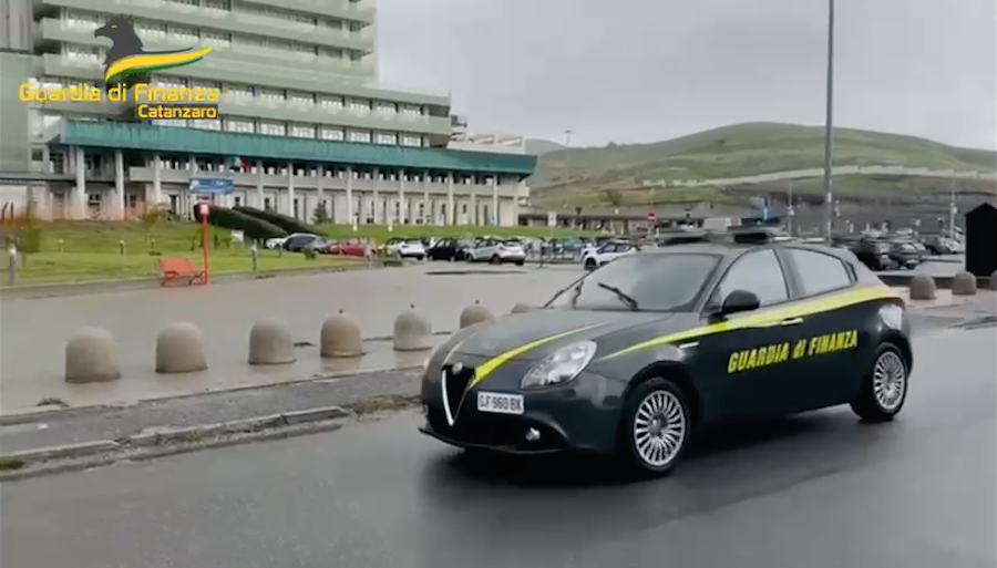 Catanzaro, arresti per corruzione e truffa tra i vertici dell’Università Magna Graecia e dell’Asp: c’è anche l’ex rettore – VIDEO