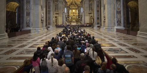 coda gente papa san pietro