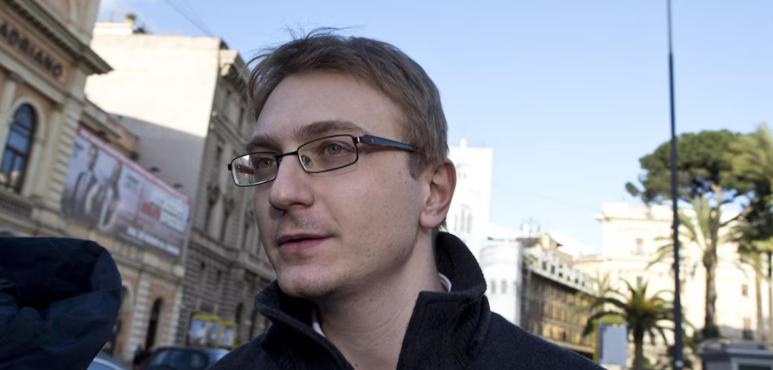 Spuntano profili fake di Alberto Stasi: «Pronti a querelare»