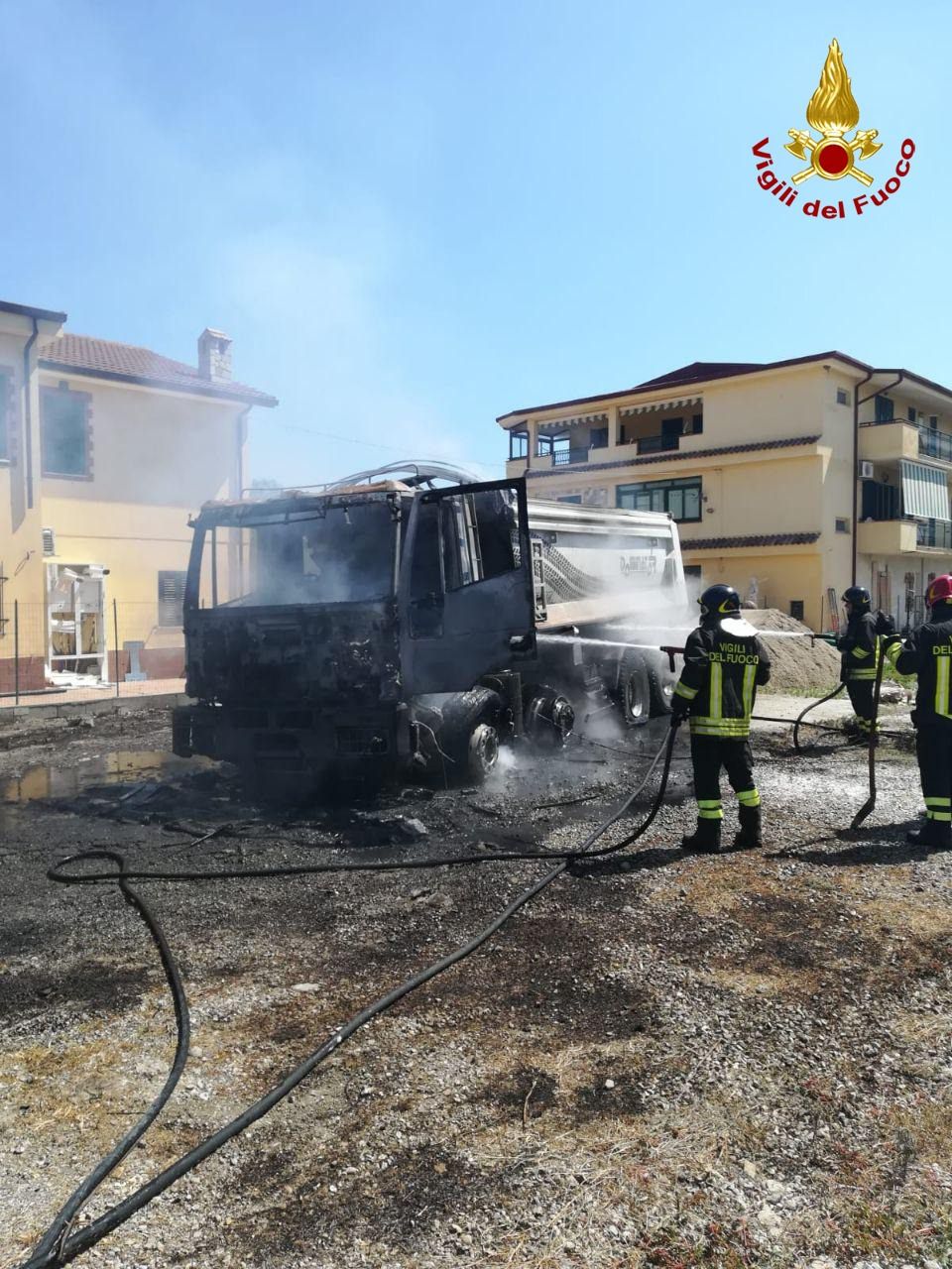 Camion in fiamme a Crotone, esploso il serbatoio