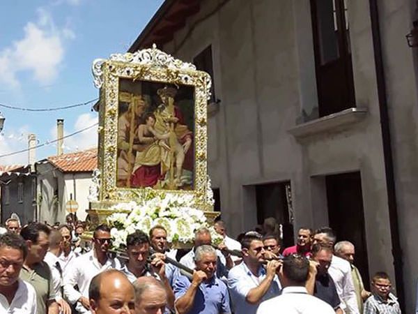 «Simboli religiosi e abuso dei clan»