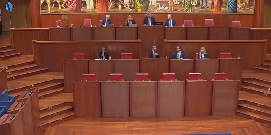 Consiglio, via libera al bilancio consolidato. Scintille Mammoliti-Mancuso sulle interrogazioni