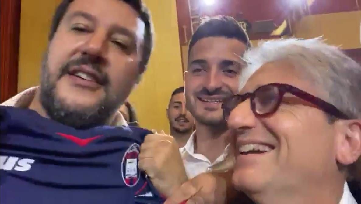 Salvini con la maglia del Crotone, ma il club si dissocia: «No strumentalizzazioni»