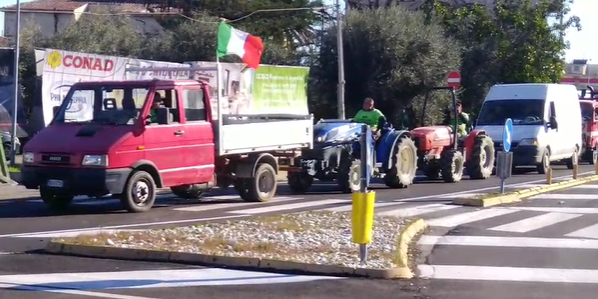 La protesta degli agricoltori non si ferma: trattori sulla Ss 106 nella Sibaritide – VIDEO