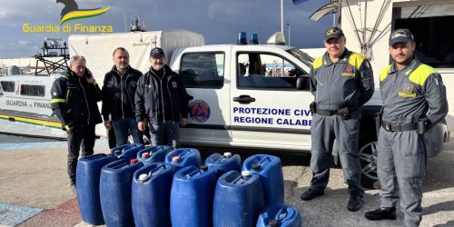 Alla protezione civile di Reggio donati 400 litri di benzina provenienti da imbarcazioni sequestrate
